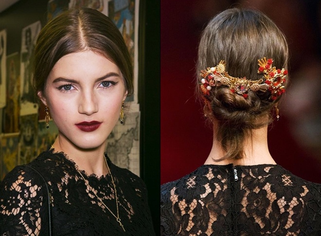 Những bông hoa nhỏ li ti đỏ rực được chế tác tinh tế, sắc sảo kết hợp các chi tiết trang trí bằng vàng trong bộ sưu tập xuân hè của Dolce & Gabbana chắc chắn sẽ giúp bạn thêm quyến rũ, duyên dáng hơn trong mắt người đối diện.