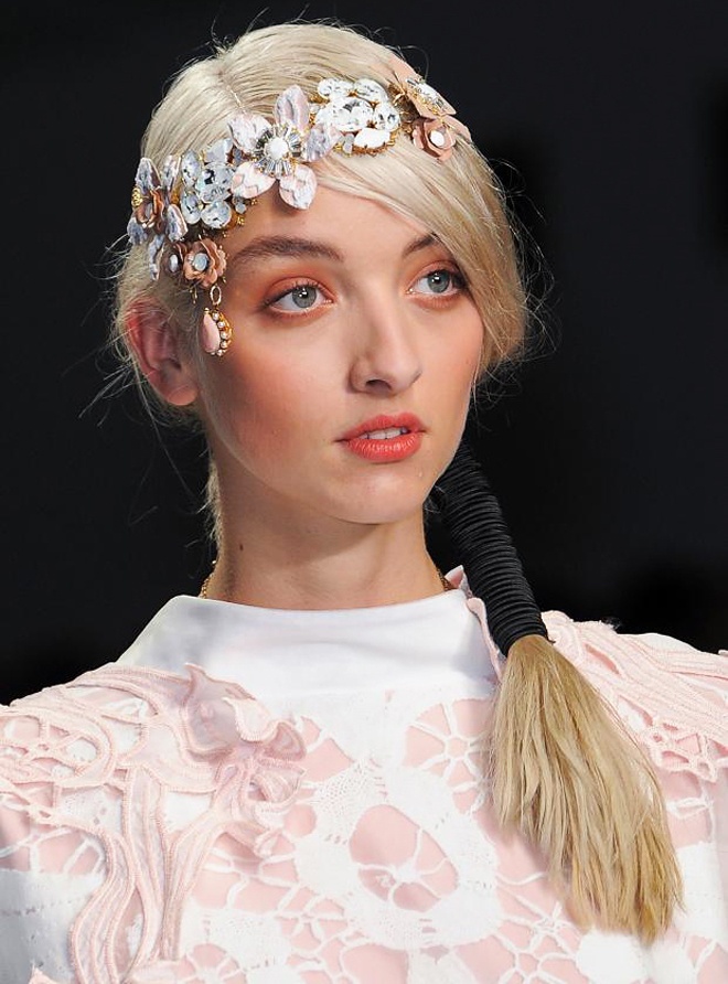 Băng đô cài tóc trang trí thành 1 vòng hoa ngang trán cũng là một kiểu phụ kiện hoa rất đáng cân nhắc cho năm mới 2015.