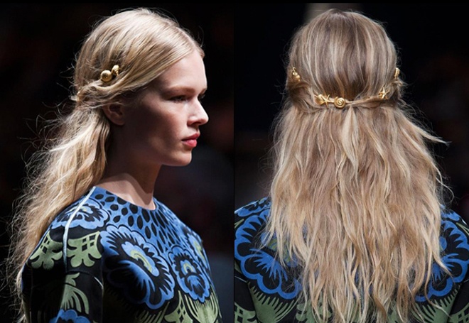 Bộ sưu tập cài tóc “Đại dương vàng” của Valentino với những chiếc vỏ ốc được chế tác tinh tế từ vàng thật, được gắn kết khéo léo trên mái tóc suông dài, hơi xoăn nhẹ tự nhiên của người mẫu đã khiến giới mộ điệu phải ngất ngây trong buổi trình diễn thời trang xuân hè 2015. 