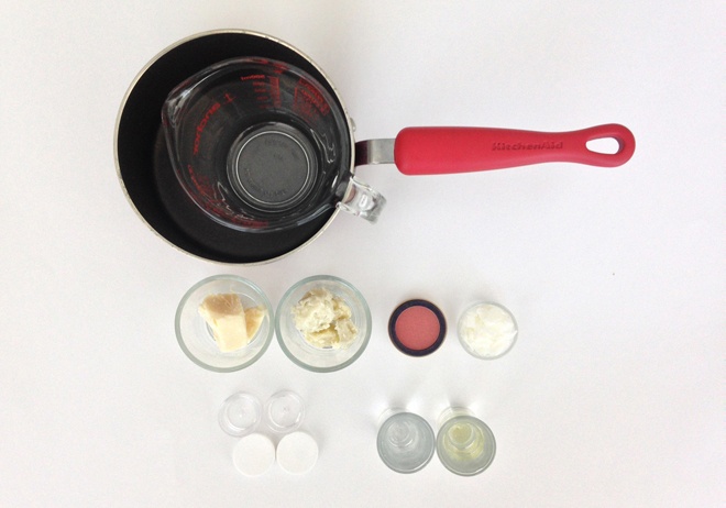 Học cách tạo son dưỡng môi thiên nhiên như Blogger đình đám này, bạn cần chuẩn bị các nguyên vật liệu sau: 1 muỗng canh bơ cây hạt mỡ, 1 muỗng canh bơ dừa, 1 muỗng cà phê dầu hạnh nhân, 5 giọt tinh dầu hương dâu (hoặc các mùi hương khác tùy sở thích), 1 hộp bột khoáng màu hồng (có thể thay thế bằng bột kẻ mắt hoặc son cũ), 2 – 4 chiếc lọ thủy tinh nhỏ, 1 cốc thủy tinh dày, dao, nồi và bếp lò.