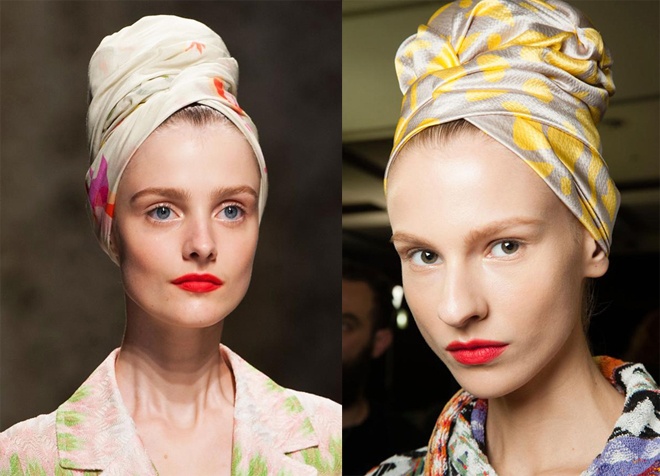 5. Khăn lụa và khăn turban. Các kiểu khăn lụa buộc choàng qua đỉnh đầu, nhiều khi tạo thành hình chiếc nơ xinh xắn đã là mốt từ những mùa thời trang trước, và vẫn chưa có dấu hiệu hạ nhiệt trong năm nay. Vì vậy nếu là tín đồ của khăn turban, bạn cứ tha hồ mang khăn xuống phố trong năm tới mà không sợ lạc điệu hay bị lỗi thời.