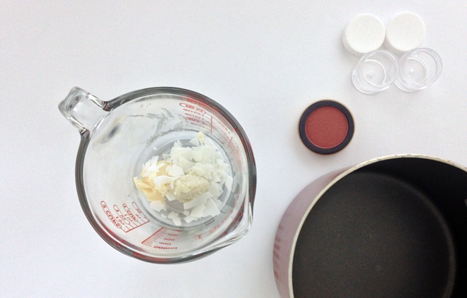 Đầu tiên, cho bơ cây hạt mỡ, bơ dừa, dầu hạnh nhân và tinh dầu hương với liều lượng đã định sẵn vào cốc thủy tinh.