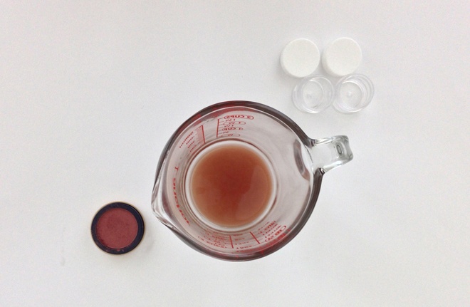 Dùng dao cạo một ít bột khoáng màu và đổ bột này vào hỗn hợp đã đun nóng. Cần đổ từng chút một, khuấy đều cho màu khoáng tan chảy hoàn toàn. Bạn cần lưu ý là khi nguội và đặc lại son sẽ trông sậm màu hơn lúc còn nóng để ước lượng  được màu son như mong muốn.