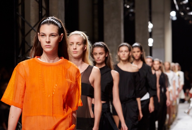 8. Cài tóc răng cưa. Một cách làm mới cho các kiểu tóc ngắn hoặc ngang vai cực kỳ đơn giản và tiện dụng. Chỉ cần cài một chiếc lược hay cài tóc răng cưa lên mái tóc, bạn đã sở hữu ngay kiểu tóc sành điệu đang là xu hướng mốt mới nhất của năm 2015.