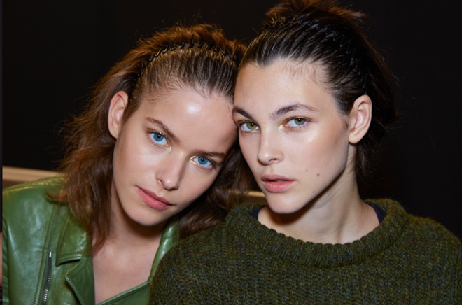 Từ khi được nhà thiết kế gốc Việt Barbara Bui giới thiệu trên sàn diễn xuân hè 2015, những chiếc cài tóc răng cưa đã và đang trở thành loại phụ kiện tóc được phái đẹp tại nhiều kinh đô thời trang lớn ở Châu Âu yêu thích.