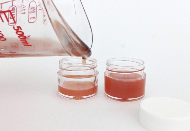 Đổ dung dịch đã hoàn chỉnh vào lọ thủy tinh nhỏ.