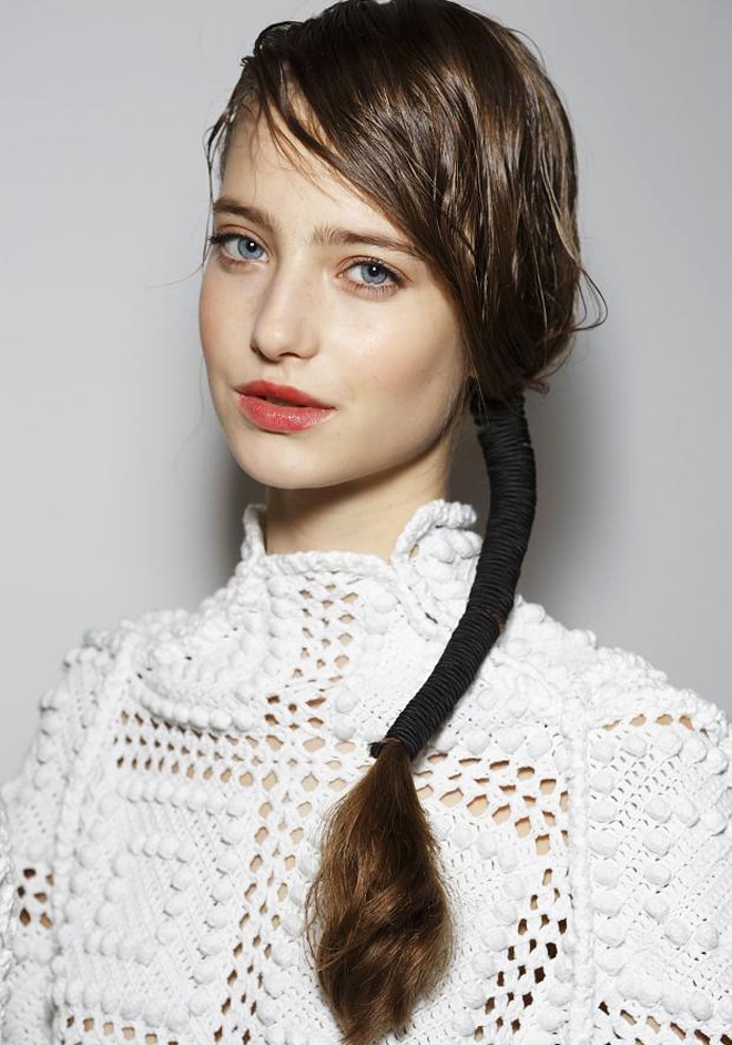 9. Buộc tóc bằng dây da. Nhà thiết kế Thổ Nhĩ Kỳ Boka Aksu đã giới thiệu 1 kiểu tóc mới đầy thú vị trong năm 2015, bằng cách đánh rối phần mái, dùng dây da quấn quanh đuôi tóc và buông lệch qua vai. Kết hợp trang điểm nhẹ nhàng, chỉ tô đậm phần môi, bạn sẽ khiến người khác phải ngất ngây với vẻ đẹp vừa hiện đại vừa rất nữ tính và cuốn hút của mình.