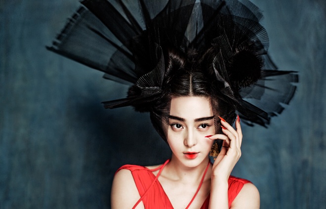 My nhan Hoa ngu do sac tren bia tap chi thang 12 hinh anh