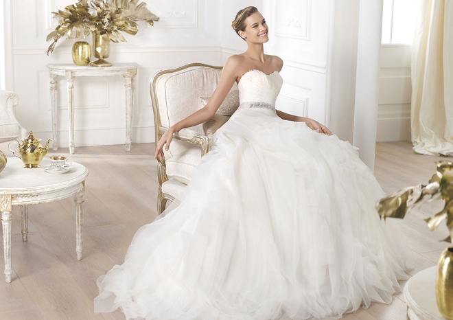 Cô dâu bé nhỏ cũng cần tránh các kiểu váy hạ eo sâu vì sẽ làm chân bạn ngắn đi, hay váy phồng bồng bềnh như công chúa khiến bạn như biến mất trong chiếc váy.