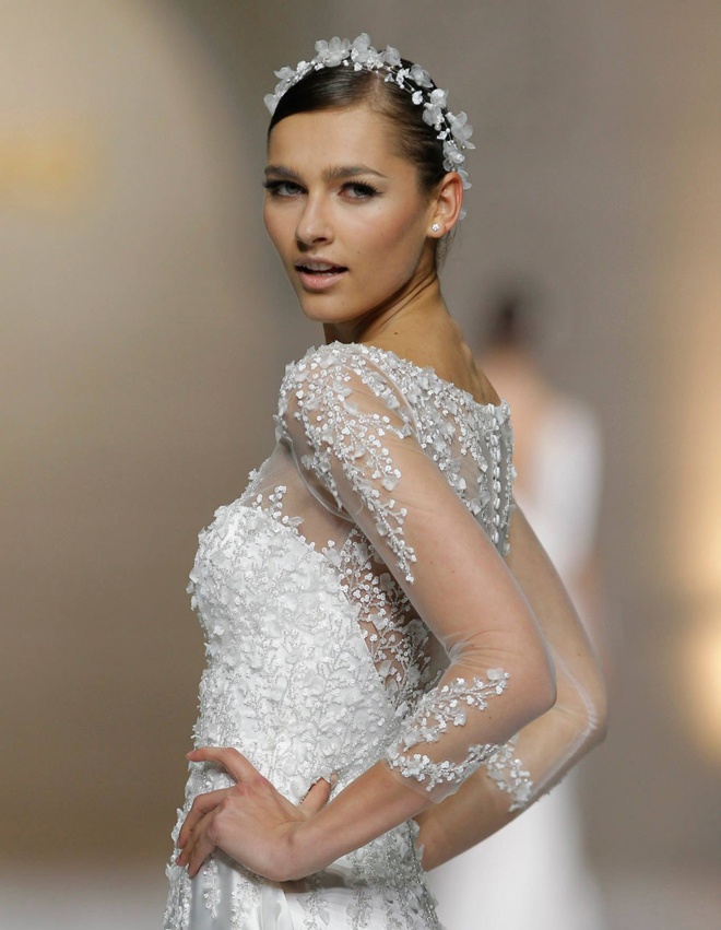 Váy chữ A, với độ dài và xòe rộng vừa phải ở phần chân váy rất thích hợp cho cô dâu có dáng ngoại cỡ. Nếu thích có thêm phần tay áo, bạn chỉ nên chọn các kiểu tay áo với chất liệu xuyên thấu, ôm nhẹ nhàng, tránh thiết kế phồng to, nhiều nếp gấp nếu không muốn trở nên to lớn, nặng nề hơn.