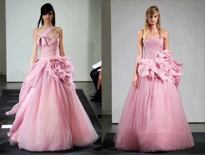 Do làn da vàng đặc trưng Á Châu nên hầu hết phụ nữ Việt thường chọn màu trắng truyền thống cho váy cưới. Tuy nhiên, để hoàn hảo và tươi mới hơn trong ngày vui trọng đại của mình, bạn có thể xen kẽ thêm nhiều sắc màu váy cưới khác như màu hồng, đỏ, hoặc các tông màu lạnh, nhưng tránh các gam màu nhạt hay trầm như xám tro, xanh nhạt, tím nhạt …. 