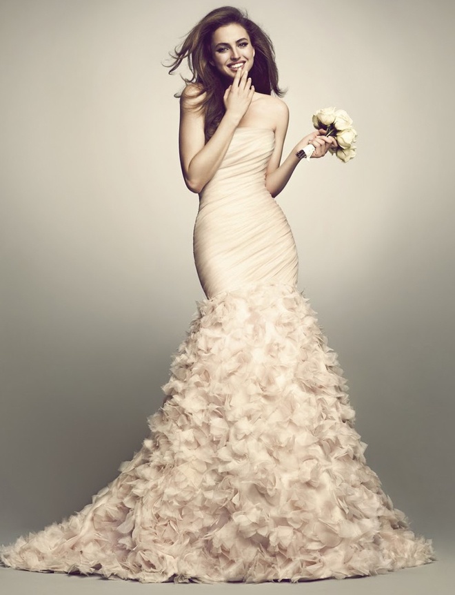 Dáng đồng hồ cát. Đây là kiểu vóc dáng lý tưởng nhất của bạn gái, vì với đặc điểm vòng 1 và vòng 3 gần bằng nhau, vòng 2 thon nhỏ gợi cảm, cô dâu rất dễ chọn váy cưới. 