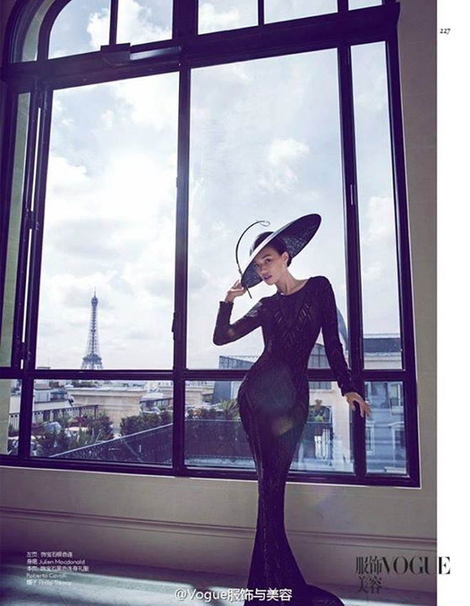 Với thiết kế tinh tế, phom dáng chuẩn và đường may khéo, các mẫu đầm dạ hội được giới thiệu trên tạp chí Vogue hứa hẹn sẽ là những thiết kế được phái đẹp Châu Á yêu chuộng trong năm mới.