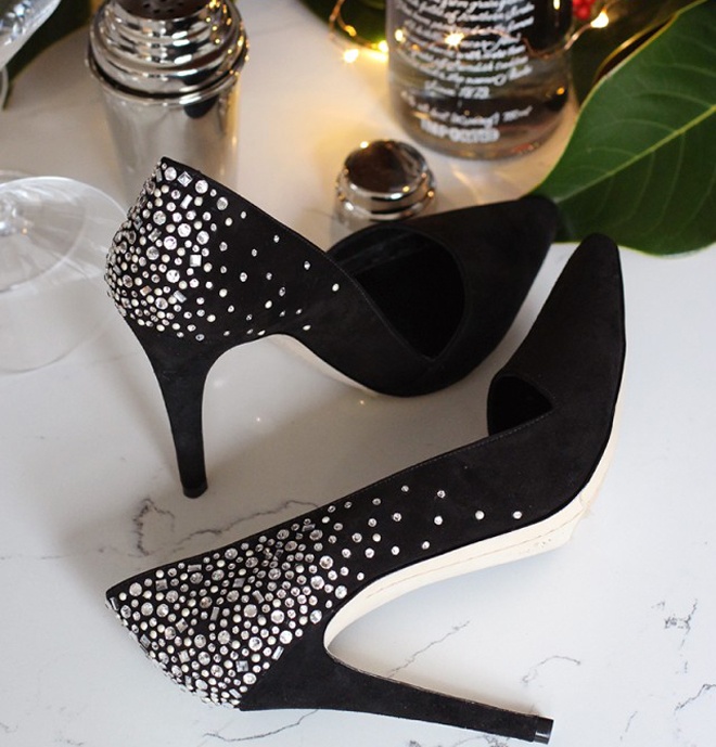 Tuy nhiên, nếu đã có sẵn vài kiểu giày cao gót đơn giản 1 màu trong tủ đồ cũng chính là lúc bạn cần cân nhắc có nên sắm thêm những đôi giày dự tiệc vốn khá đắt đỏ hay không. Vì bạn hoàn toàn có thể biến những đôi giày cũ này thành giày mới chỉ trong vài phút mà không tốn quá nhiều công sức và tiền bạc.