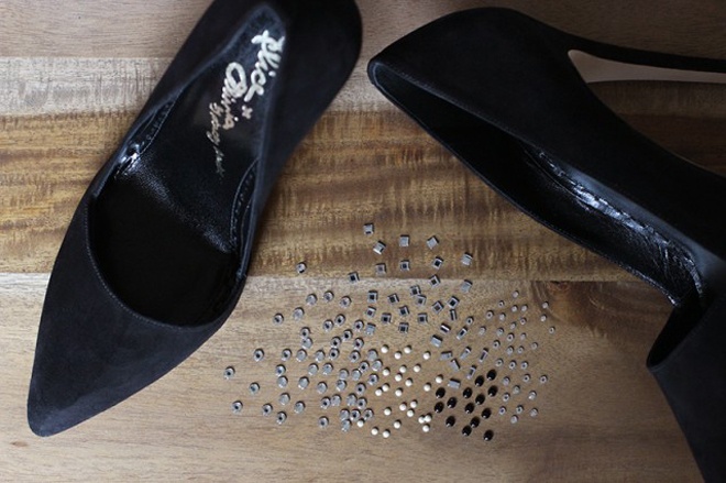 Để F5 đôi giày sẵn có thành giày dự tiệc sành điệu, cần chuẩn bị 1 đôi giày cao gót trắng hoặc đen, vài nhúm hạt đá crystal màu trắng và đen nhỏ, kích thước từ 2 – 5mm có kiểu dáng khác nhau, súng bắn keo và 1 ống keo trong nhỏ.