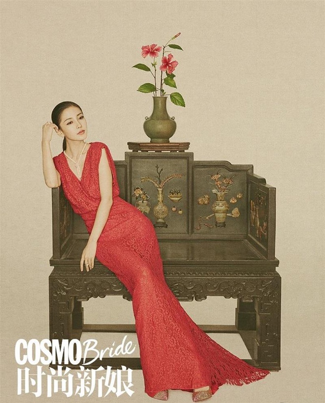 Trang điểm nhẹ nhàng, phục sức trang nhã, Angela trở thành cô dâu xinh đẹp, ngọt ngào và cuốn hút.