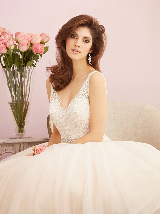 Ngoài ra, váy cưới nên may bằng các chất liệu mềm mại, bay bổng như satin, voan, sheer, chiffon và tránh những họa tiết trang trí tập trung ở vai, ngực. Cô dâu quả táo cũng không nên chọn các kiểu váy áo dáng cổ thuyền, cổ cao tay dài vì sẽ khiến cơ thể trông to và mất cân đối.