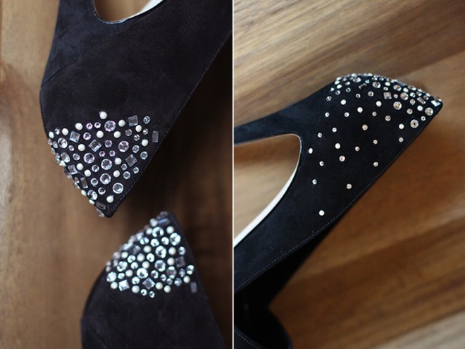  Lưu ý trước khi thực hiện bạn nên chùi sạch giày để keo gắn kết dính hơn, đồng thời dùng tay ấn chắc hạt đá vào giày trong khoảng 8 – 10 giây trước khi lặp lại thao tác với các viên đá còn lại.