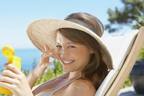 2. Bôi kem chống nắng: Một số loại kem chống nắng có khả năng kiểm soát lượng dầu tiết ra lên da. Bởi vậy, bạn có thể thay thế loại kem dưỡng ẩm hàng ngày của mình bằng việc sử dụng một loại kem chống nắng có chứa kiềm, oxit titan hoặc cồn biến tính để giúp da thấm hút dầu hiệu quả. 