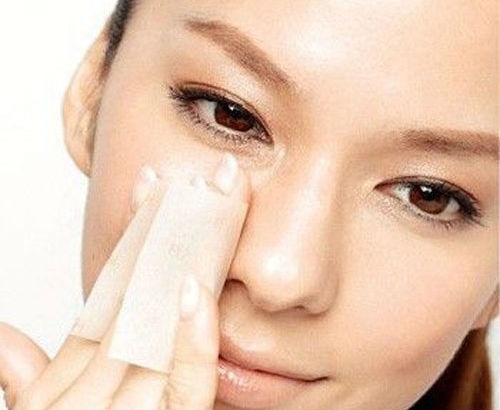 6. Sử dụng giấy thấm dầu: Khi đi ra ngoài, bạn nhớ nên mang theo giấy thấm dầu. Bạn có thể dùng giấy thấm dầu 2 hoặc 3 lần trong ngày để lấy bớt dầu cho da mặt, cách này cũng giúp làm sạch bụi bẩn trên bề mặt. Lỗ chân lông thông thoáng sẽ hạn chế sự phát triển của mụn.