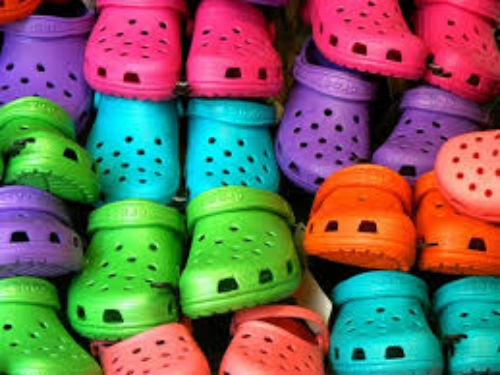 1. Crocs: Rất nhiều người cho rằng crocs thật xấu xí và phản thời trang. Kiểu dáng thô với những lỗ thủng to và chất liệu như nhựa rẻ tiền. Mặc dù rất thoải mái và tiện dụng, nhưng bạn không nên coi đây là một item thời trang được. Hãy lựa chọn thay thế bằng một số loại giày thể thao thoải mái khác, mang đến sự dễ chịu cho đôi chân, đồng thời cũng giúp bạn sành điệu hơn.