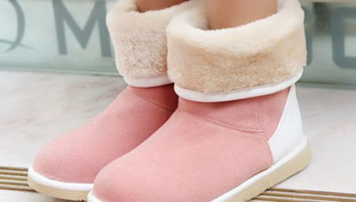 4. Đi bốt uggs vào mùa hè: Nhiều người không hiểu tại sao phụ nữ lại thích đi bốt Uggs vào mùa hè. Có thể hiểu đó là một xu hướng thời trang phong cách cho bạn gái. Tuy nhiên, chân họ sẽ đầm đìa mồ hôi và không thể thoải mái với cái nóng gay gắt của mùa hè.