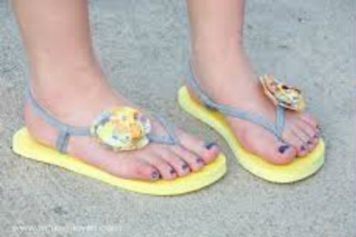 5. Đi dép vào mùa đông: Không hiếm những cô nàng đi Flip Flops trong mùa đông xuân buốt giá kèm mưa phùn khiến đôi chân trần lạnh cóng trong những thời tiết giá lạnh. Hơn nữa, bạn diện cả bộ trang phục đồ đông mà lại đi Flip Flops thì thật là lệch lạc và mất thẩm mỹ.