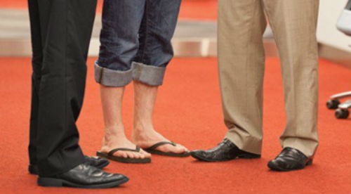 7. Đi dép lê đến nơi công cộng: Những đôi dép lê có thể thoải mái, phù hợp để đi ở nhà hay dạo bộ trên quãng đường ngắn nhưng tuyệt đối không nên dùng để đi đến nơi công cộng. Bạn sẽ bị lạc lõng với đôi dép này trong khung cảnh văn minh xung quanh.