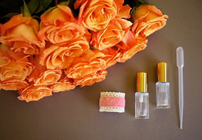 Bước 1. Bạn cần chuẩn bị các nguyên vật liệu sau: một bó bông hồng vừa hái khoảng 15 – 20 bông, nước sạch, nồi có nắp đậy bằng thủy tinh, chén sứ, vài viên đá lạnh, chén thủy tinh, một viên gạch (hoặc đá) sạch và vài chai đựng nước hoa cũ.