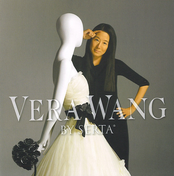 1. Vera Wang. Có thể khẳng định Vera Wang là thương hiệu váy cưới đẳng cấp nhất nhì làng sao Hollywood. Các mẫu váy cưới của Vera Wang mang nét đẹp tinh tế, lộng lẫy lẫn phá cách, và dường như luôn sở hữu “ma lực” biến người mặc thành một cô dâu đẹp rực rỡ, đầy mê hoặc.
