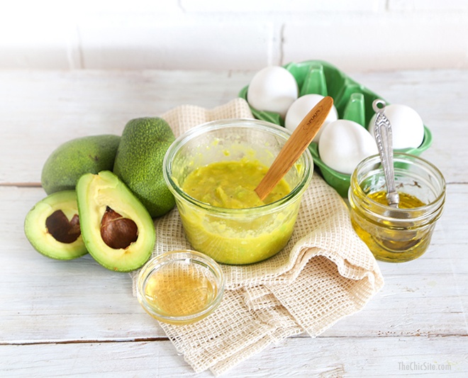  Khí hậu khô và lạnh vào mùa đông, dưới tác động của ô nhiễm môi trường, khói bụi hoặc duỗi, ép hay uốn tóc quá nhiều lần đều là nguyên nhân khiến tóc bị khô, xơ rối. Khi đó, mặt nạ ủ từ bơ và các loại thực phẩm giàu vitamin, tốt cho tóc và da khác như mật ong, chanh, dầu ô liu … sẽ giúp bạn khôi phục lại mái tóc chắc khỏe, mềm mại và bóng mượt chỉ sau vài lần sử dụng.