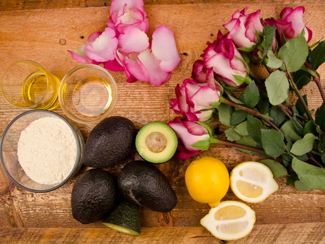Để chế tạo mặt nạ ủ tóc từ quả bơ, cần tận dụng các nguyên vật  liệu có sẵn trong nhà, gồm: 3 – 4 quả bơ chín, 2 trái chanh, khoảng 2 muỗng canh dầu ô liu, 1.5 muỗng canh mật ong, 1 nhúm cánh hoa hồng tươi và 1 chén bột kê (có thể thay bằng bột yến mạch, lúa mạch hoặc bột mì tùy ý thích).