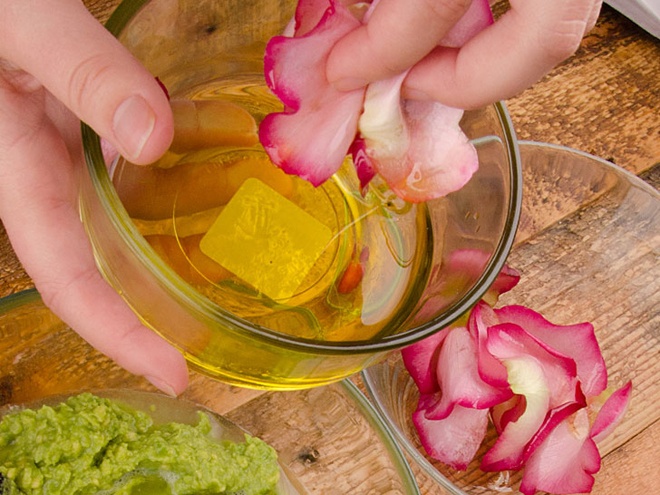 Bước 1. Lấy 1 nắm cánh hoa hồng ngâm vào trong 2 muỗng canh dầu ô liu và để qua đêm. Hoa hồng sẽ giúp tăng hiệu quả mềm mượt cho tóc khi dùng mặt nạ ủ. Bạn cũng có thể thay thế bằng hoa nhài, hoa oải hương có cùng công dụng, hoặc hoa hương thảo hay húng tây để tăng cảm giác thư thái, giảm mệt mỏi, stress.
