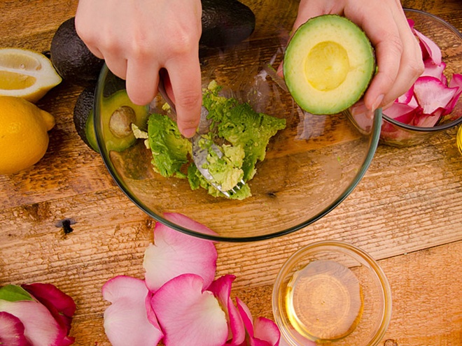 Bước 2. Nghiền nát 3 – 4 quả bơ chín và lọc qua rây.