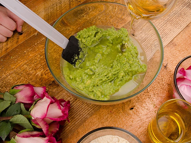 Bước 3. Đổ dầu ô liu ngâm cánh hoa hồng qua rây. Cho phần dầu ô liu vừa lọc xong vào bơ rồi trộn đều.