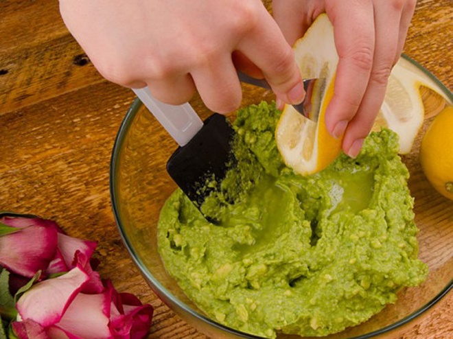 Bước 4. Lấy nước ép từ 2 quả chanh và 1.5 muỗng canh mật ong cho vào hỗn hợp bơ, dầu ô liu. Chanh có tác dụng làm tóc thêm bóng mượt, trong khi mật ong giúp dưỡng ẩm cho tóc và da đầu.