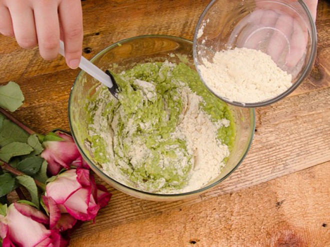 Bước 5. Từ từ thêm bột kê vào và khuấy đều cho đến khi tạo thành một hỗn hợp sền sệt. Các loại bột sẽ giúp tăng độ mềm cho tóc, đồng thời hấp thụ bã nhờn trên da đầu làm tóc sạch hơn.