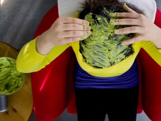 Bước 6. Thoa hỗn hợp lên tóc và dùng tay nhẹ nhàng massage da đầu cùng phần chân tóc, sau đó dùng bọc nhựa hoặc 1 chiếc khăn ủ tóc trong vòng từ 10 – 15 phút.