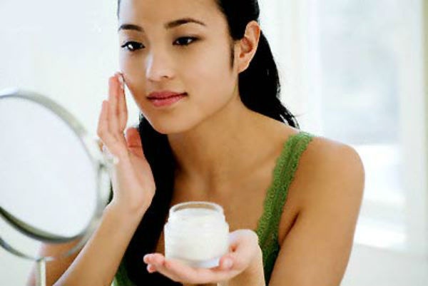 3. Sử dụng mỹ phẩm tùy tiện: Với làn da này, bạn nên có một bộ mỹ phẩm riêng, từ các sản phẩm chăm sóc da ban đêm, dưỡng da đều phải được thay thế bằng các loại mỹ phẩm dành cho da nhạy cảm. Đặc biệt, bạn không nên sử dụng các sản phẩm mà thành phần có chứa cồn hoặc axit.