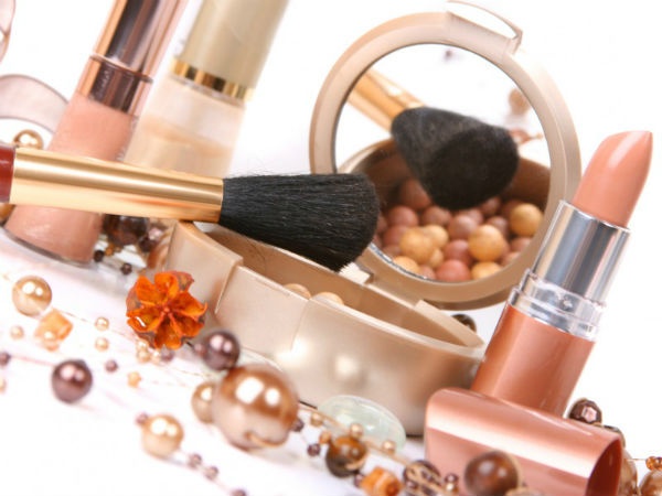 4. Không vệ sinh dụng cụ trang điểm: Đồ dùng nhà tắm, các dụng cụ trang điểm mà không sạch thì càng làm cho làn da nhạy cảm dễ bị dị ứng hơn. Đó chính là nguyên nhân làm lây lan vi khuẩn và gây mụn. Mỗi tuần 1 lần bạn nên làm sạch những dụng cụ này với chất tẩy rửa và sấy khô nó.