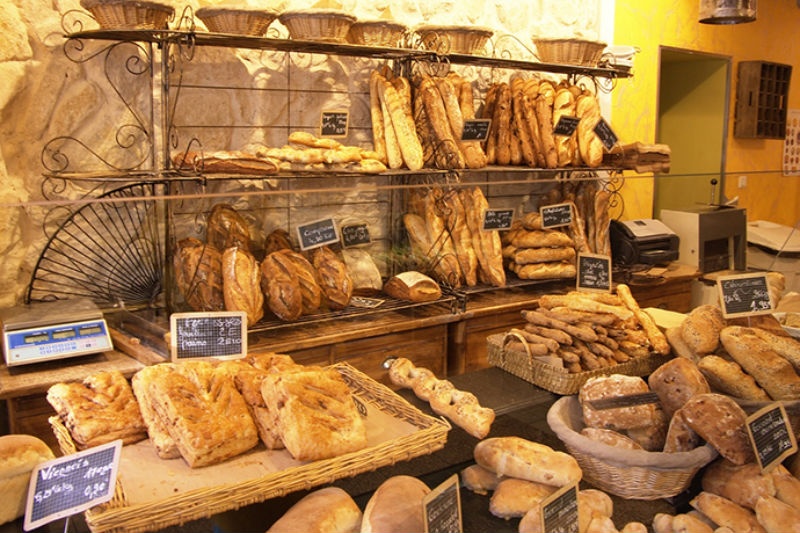 1. Tình yêu với bánh mì: Người Pháp thực sự rất thích ăn bánh mì, bourlangeries có ở khắp mọi nơi. Bánh mì là một phần không thể thiếu trong mỗi bữa ăn của người Pháp, thậm chí theo một thống kê của tờ báo Le Figaro cho biết chín trong mười người Pháp ăn bánh mì hàng ngày. 