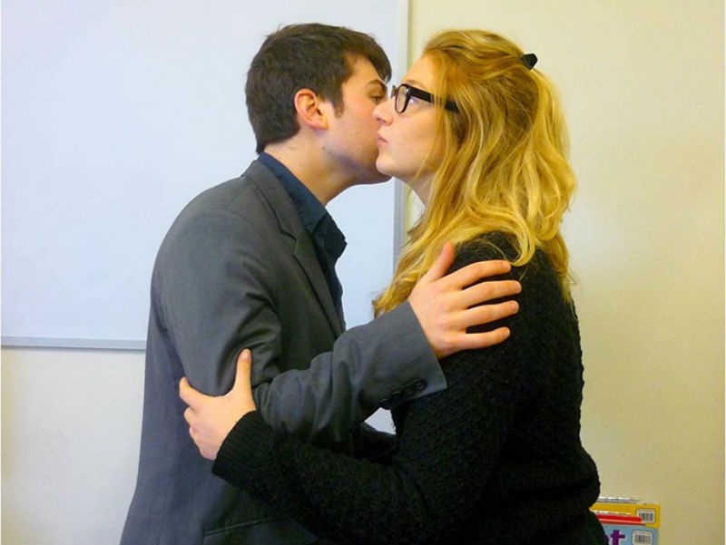 2. Nụ hôn thân mật của người Pháp: Faire la Bise, một nụ hôn trên cả hai má là nét đặc trưng thú vị của người Pháp. Họ thường ôm và hôn vào má nhau khi gặp và chia tay. Ở mỗi thành phố, mỗi vùng thì số lượng nụ hôn cũng khác nhau, có thể là 2, cũng có nơi họ hôn 3 cái, hoặc 4 cái. Nếu người Pháp chủ động hôn thì bạn đừng ngại nhé, điều đó thể hiện họ rất thiện cảm và muốn tạo sự thân mật hơn với bạn.