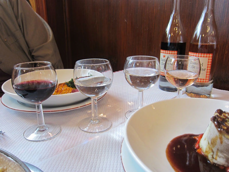 4. Đồ uống không đá: Khi bạn tới một nhà hàng Pháp, bồi bàn sẽ phục vụ bạn một ly nước. Đừng mong đợi và thậm chí đừng hỏi xin thêm đá. Cốc nước của bạn sẽ được đặt ở nhiệt độ phòng hoặc để lạnh hơn một chút, nhưng chắc chắn không có viên đá lạnh nào ở trong đó.