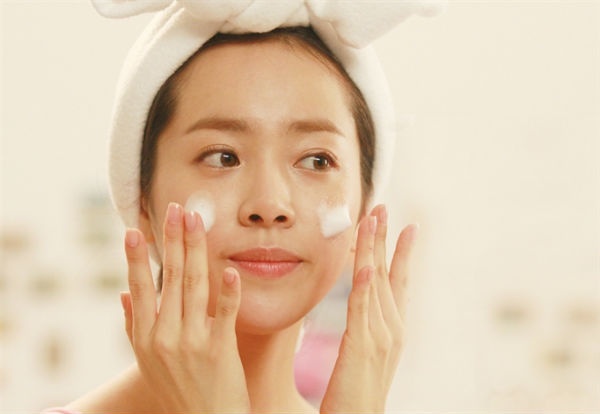 1. Tẩy tế bào chết vào buổi sáng: Thời gian tốt và hiệu quả nhất để tẩy tế bào chết là vào buổi sáng. Ban đêm là khoảng thời gian các tế bào da hoạt động tái tạo, vì thế nên buổi sáng sẽ là thời điểm hoàn hảo để loại bỏ đi những tế bào chết còn lại trên khuôn mặt.