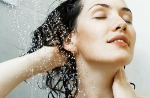 4. Sử dụng dầu xả nhiều dưỡng chất: Tóc uốn thường rất khô và nhanh bị mất đi dưỡng chất khiến chân tóc khô xơ và mất đi vẻ đẹp. Vì vậy, sử dụng nhiều dầu xả hoặc hấp tóc thường xuyên sẽ giúp bạn sở hữu mái tóc xoăn mượt mà hơn.