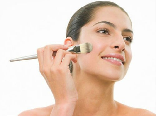 2. Chọn mỹ phẩm lâu trôi/không thấm nước: Khi dự tiệc, da bạn có thể sẽ đổ rất nhiều dầu và mồ hôi, đây là hai nguyên nhân  phá hoại khuôn mặt trang điểm hoàn hảo của bạn. Chúng sẽ khiến lớp nền của bạn bị loang lổ, lem nhe, không đều màu. Cách tốt nhất là bạn nên chọn lựa những mỹ phẩm lâu trôi hoặc không thấm nước để giúp lớp trang điểm bám dính trên da mặt được lâu hơn cho đến khi kết thúc bữa tiệc. 