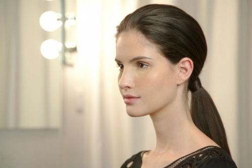 3. Chọn kiểu tóc phù hợp: Trong buổi party, bạn sẽ vận động khá nhiều, vì vậy chắc chắn rằng bạn sẽ không muốn tóc tai mình bù xù và mất hết hình dạng ban đầu sau một hồi dự tiệc. Vì vậy, khi tiến hành làm tóc trước buổi party, hãy ưu tiên những kiểu tóc gọn gàng, chắc chắn mà vẫn đẹp, phong cách như tóc đuôi ngựa, tóc búi. Nếu bạn thích thả tóc, hãy thử kiểu tóc xoăn gợn sóng và đừng quên sử dụng keo xịt tóc để giữ nếp nhé. 