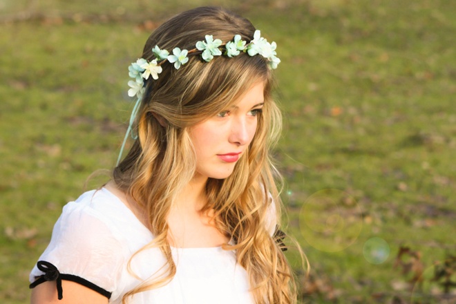 Xu hướng phụ kiện của năm 2015 hứa hẹn sẽ chứng kiến sự đổ bộ của những bông hoa sặc sỡ nhiều màu làm từ nhiều chất liệu khác nhau như đá quý, da, lông, vải …, được kết trên các kiểu kẹp, băng đô, cài tóc đầy nữ tính. Đây cũng là năm mà những vòng hoa đội đầu duyên dáng, ngọt ngào bằng hoa thật sẽ được thay thế bằng các loại hoa giả có kiểu dáng sắc sảo, tinh tế.