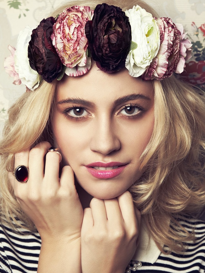 Vì thế, nếu muốn sở hữu những bức ảnh thời trang thật độc đáo, đẳng cấp và nổi trội với những vòng hoa xuân, bạn đừng quên các kiểu hoa giả lạ mắt, được làm bằng da, lông … cho hợp mốt. Tuy nhiên, vì vòng hoa kiểu này rất ít khi có mặt trong các shop bán đồ phụ kiện thời trang, nên giải pháp tự làm vòng hoa cho mình là một cách hay mà nàng sành điệu cần cân nhắc.