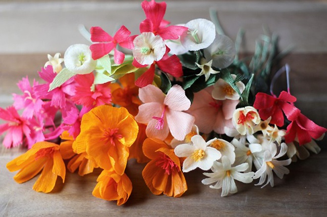 Lặp lại những bước này để tạo nên một bó hoa xuân rực rỡ nhiều màu sắc, hoa và lá càng nhiều thì vòng đội đầu mùa xuân của bạn càng sắc sảo và nổi trội.